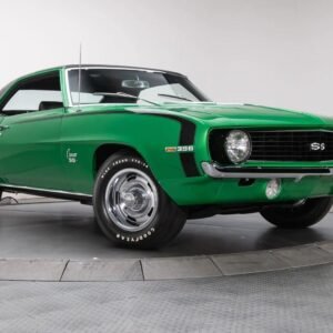 Chevrolet Camaro SS 1969 verde con franjas blancas, carrocería coupé de dos puertas, vista frontal y lateral, parrilla clásica y llantas deportivas.