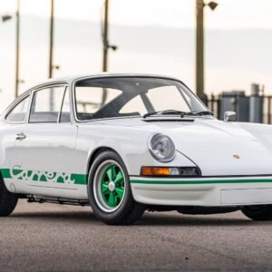 Porsche 911 Carrera RS 2.7 de 1973, deportivo clásico alemán con carrocería coupé, diseño aerodinámico y alerón trasero tipo cola de pato.