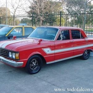 Ford Falcon Sprint 1975, automóvil deportivo clásico argentino con carrocería sedán de cuatro puertas y diseño característico de la década de 1970.