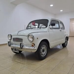Fiat 600 clásico de 1972 con carrocería compacta de dos puertas, faros circulares y diseño tradicional del histórico automóvil argentino.
